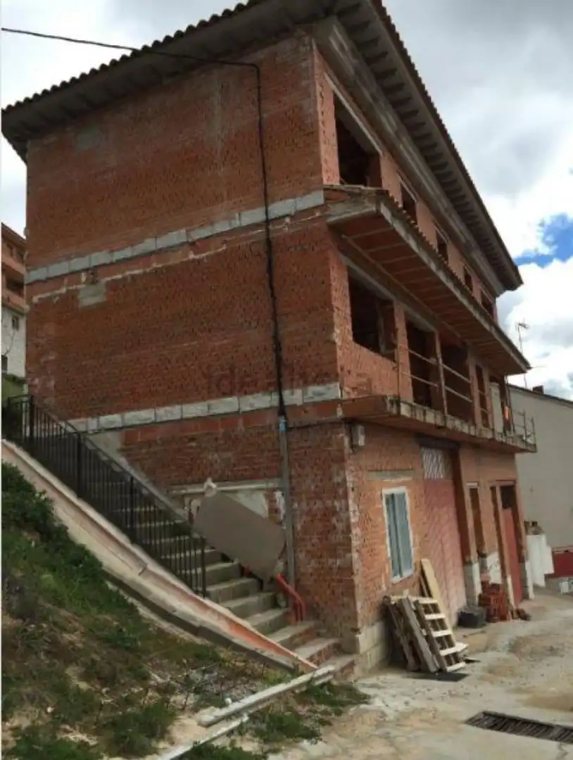 Einfamilien-Reihenhaus zum Verkauf in Calle del Puente, El Hoyo de Pinares Außenansicht von Einfamilien-Reihenhaus zum Verkauf in El Hoyo de Pinares mit Terrasse und Balkon