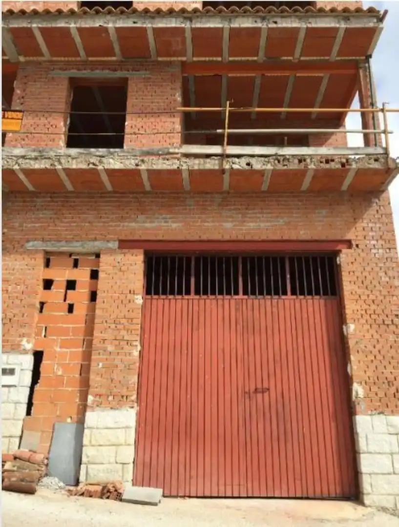 Einfamilien-Reihenhaus zum Verkauf in Calle del Puente, El Hoyo de Pinares Außenansicht von Einfamilien-Reihenhaus zum Verkauf in El Hoyo de Pinares mit Terrasse und Balkon