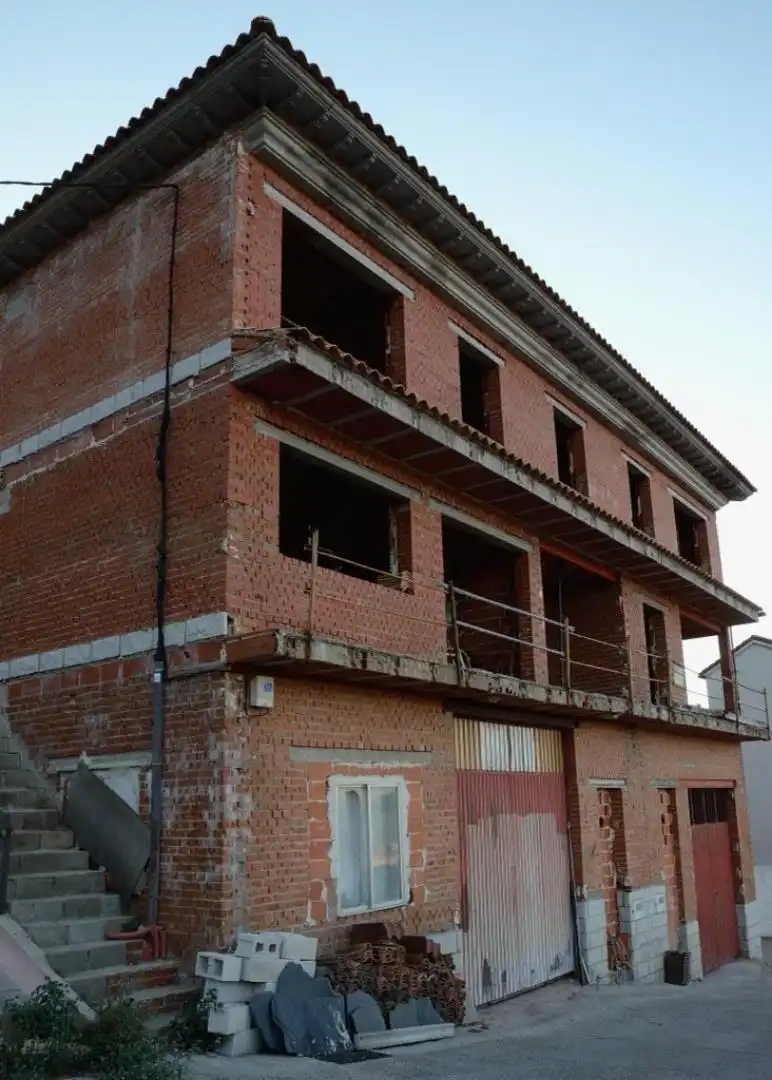 Einfamilien-Reihenhaus zum Verkauf in Calle del Puente, El Hoyo de Pinares Außenansicht von Einfamilien-Reihenhaus zum Verkauf in El Hoyo de Pinares mit Terrasse und Balkon