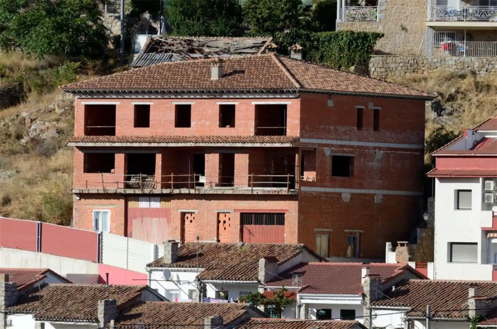 Einfamilien-Reihenhaus zum Verkauf in Calle del Puente, El Hoyo de Pinares Außenansicht von Einfamilien-Reihenhaus zum Verkauf in El Hoyo de Pinares mit Terrasse und Balkon