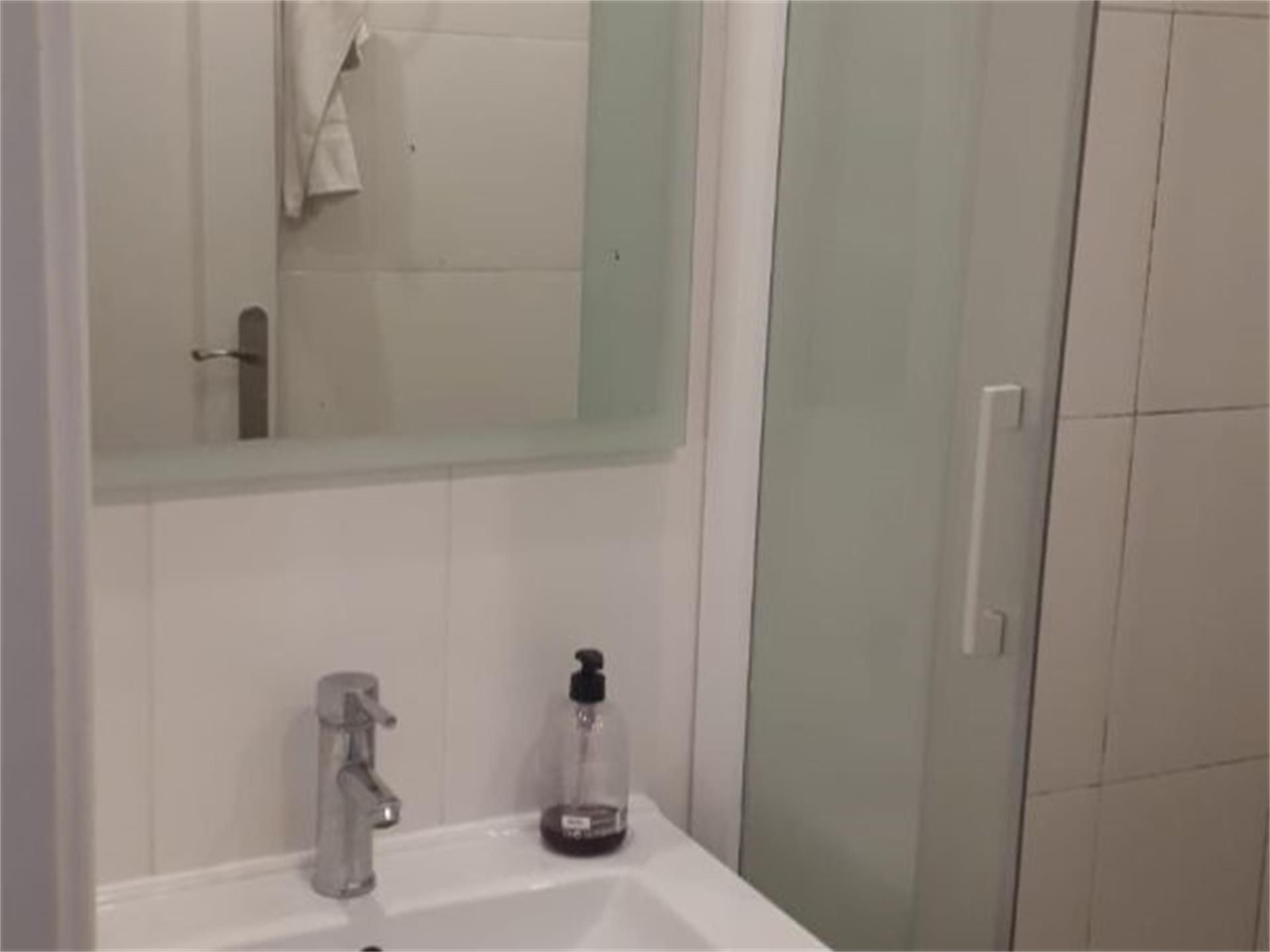 Bathroom of Flat to share in Castelldefels  with Air Conditioner, Heating and Private garden