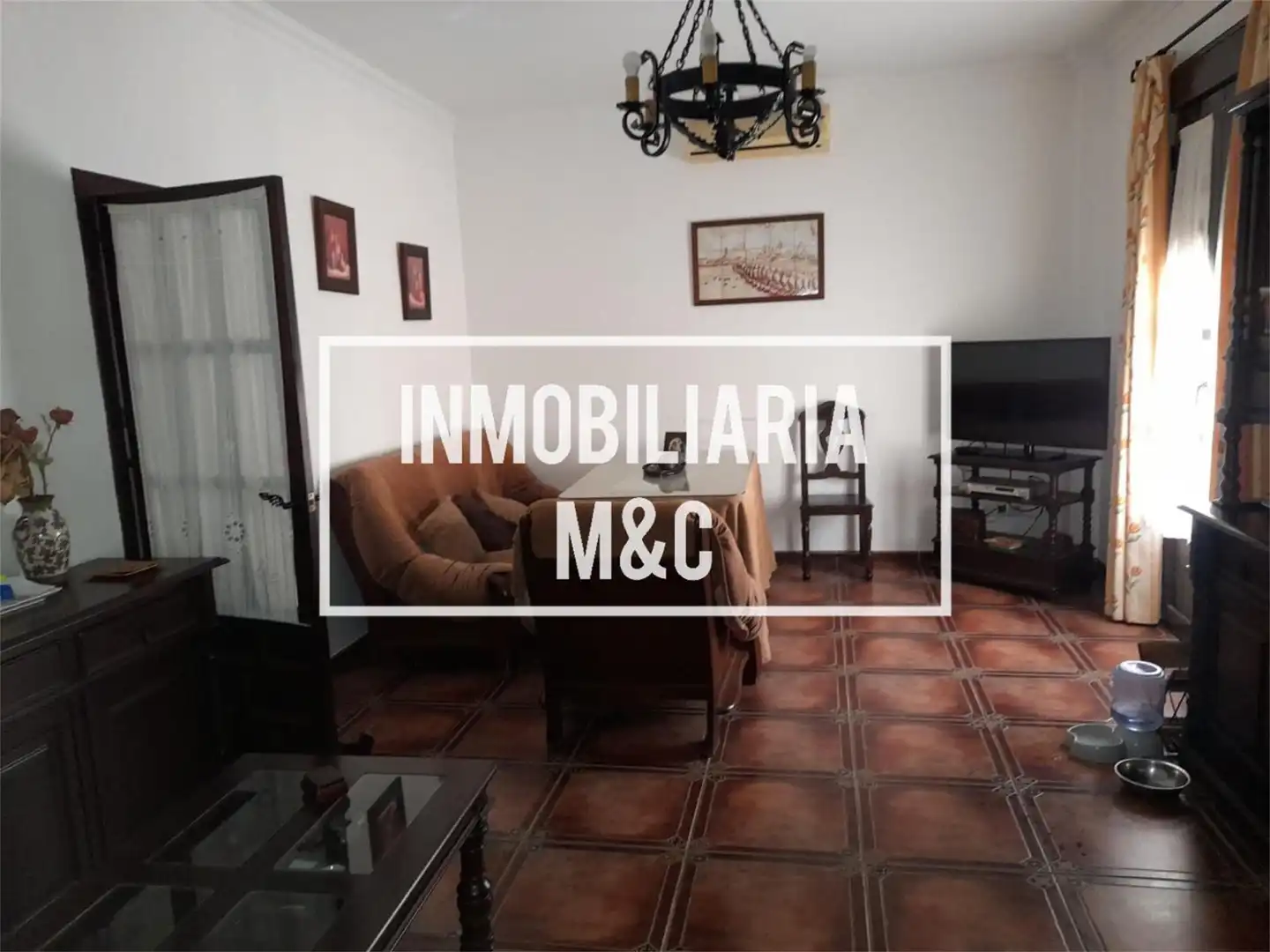 Casa adosada en venta en Calle Perdiz, Salesianos Sala de estar de Casa adosada en venta en Utrera con Aire acondicionado, Calefacción y Terraza