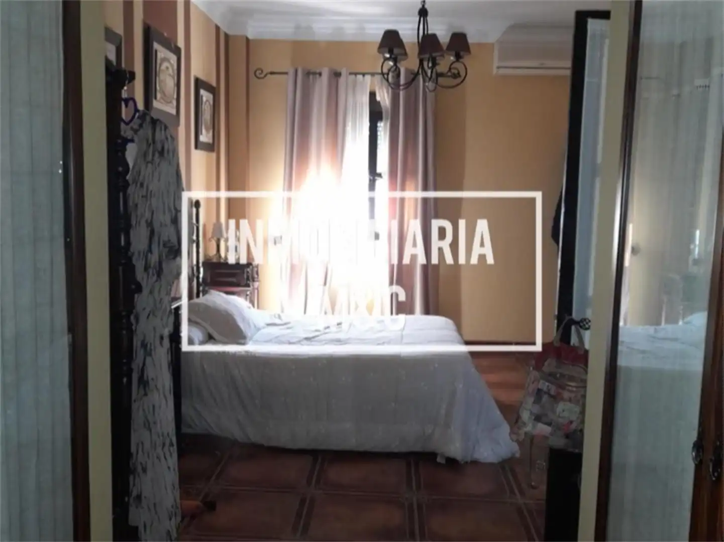 Casa adosada en venta en Calle Perdiz, Salesianos Habitación de Casa adosada en venta en Utrera con Aire acondicionado, Calefacción y Terraza