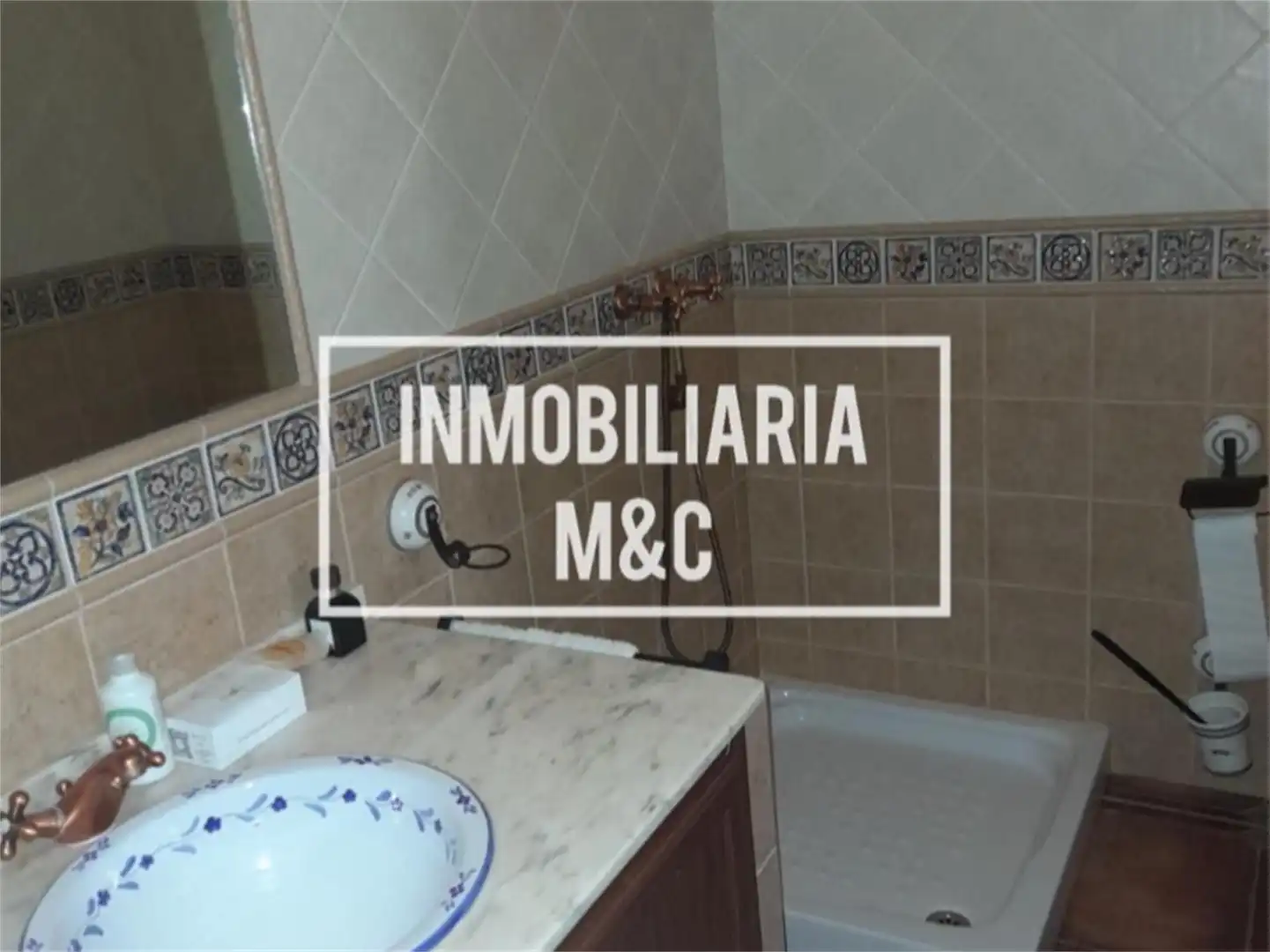 Casa adosada en venta en Calle Perdiz, Salesianos Baño de Casa adosada en venta en Utrera con Aire acondicionado, Calefacción y Terraza