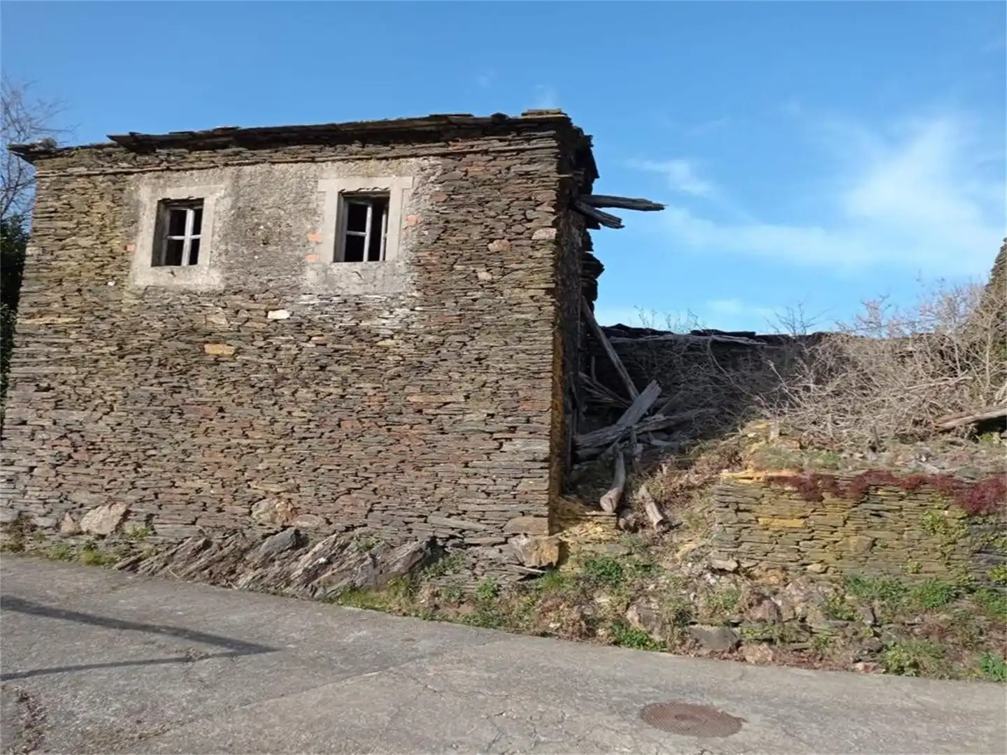 Vista exterior de Casa o xalet en venda en Santa Eulalia de Oscos amb Traster