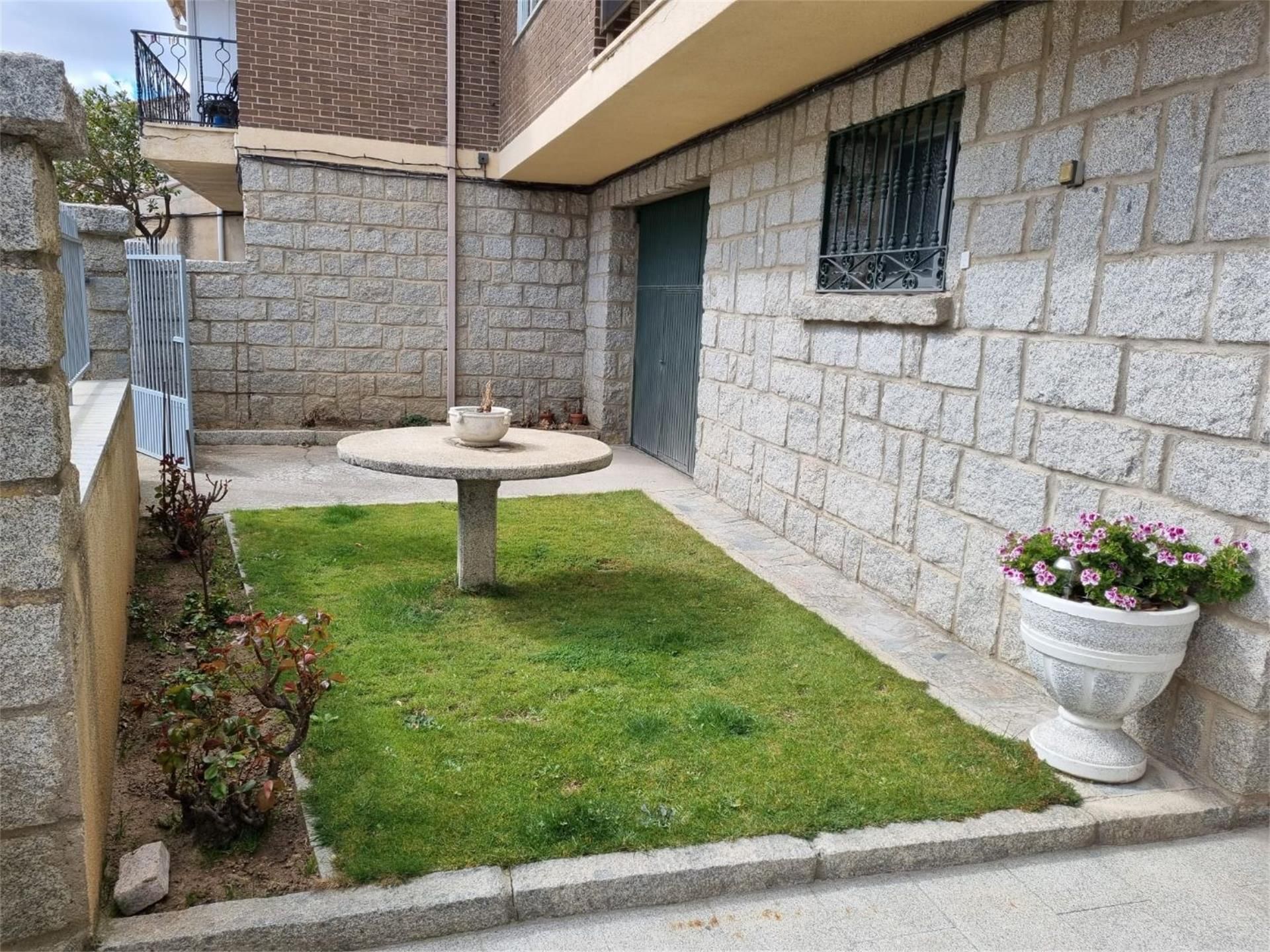 Jardí de Casa adosada en venda en Santa María del Cubillo amb Calefacció, Jardí privat i Terrassa