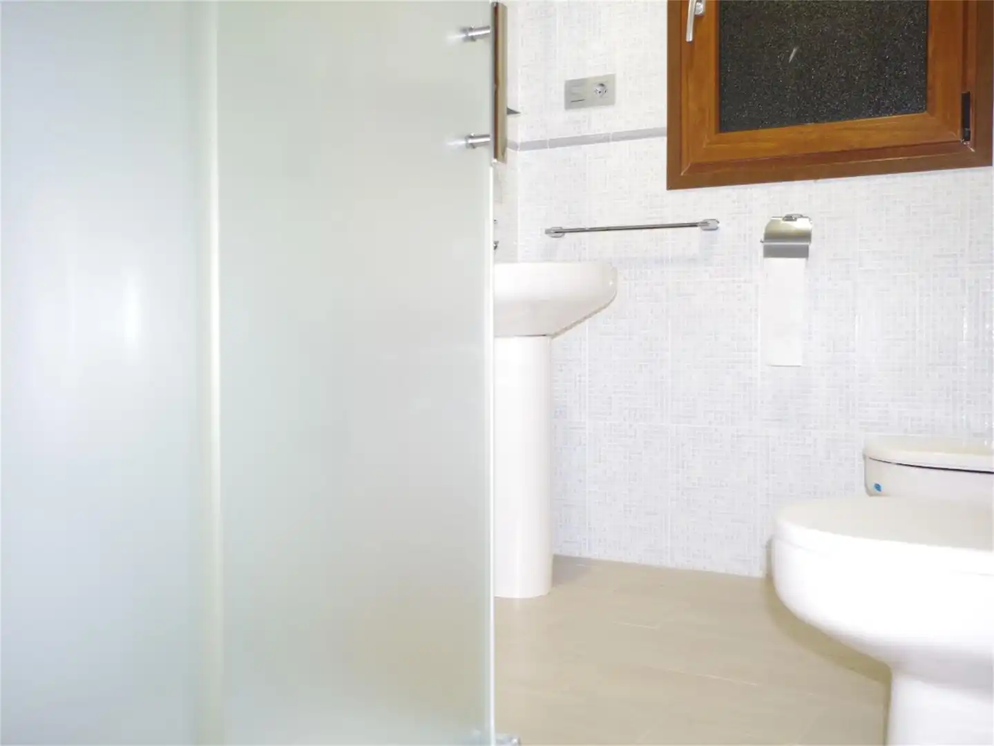 Wohnung zum Verkauf in Plaza de San Pascual, Pinos Puente Badezimmer von Wohnung zum Verkauf in Pinos Puente mit Balkon