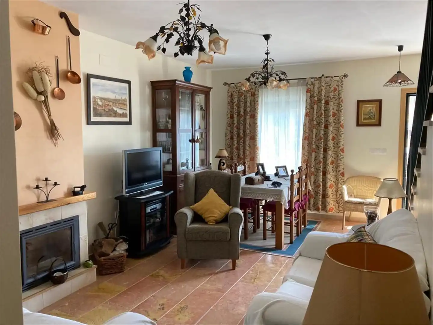 Wohnzimmer von Einfamilien-Reihenhaus zum Verkauf in Calañas mit Klimaanlage, Terrasse und Abstellraum