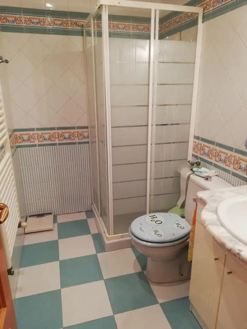 Badezimmer von Erdgeschoss zum Verkauf in El Perelló mit Klimaanlage, Heizung und Privatgarten
