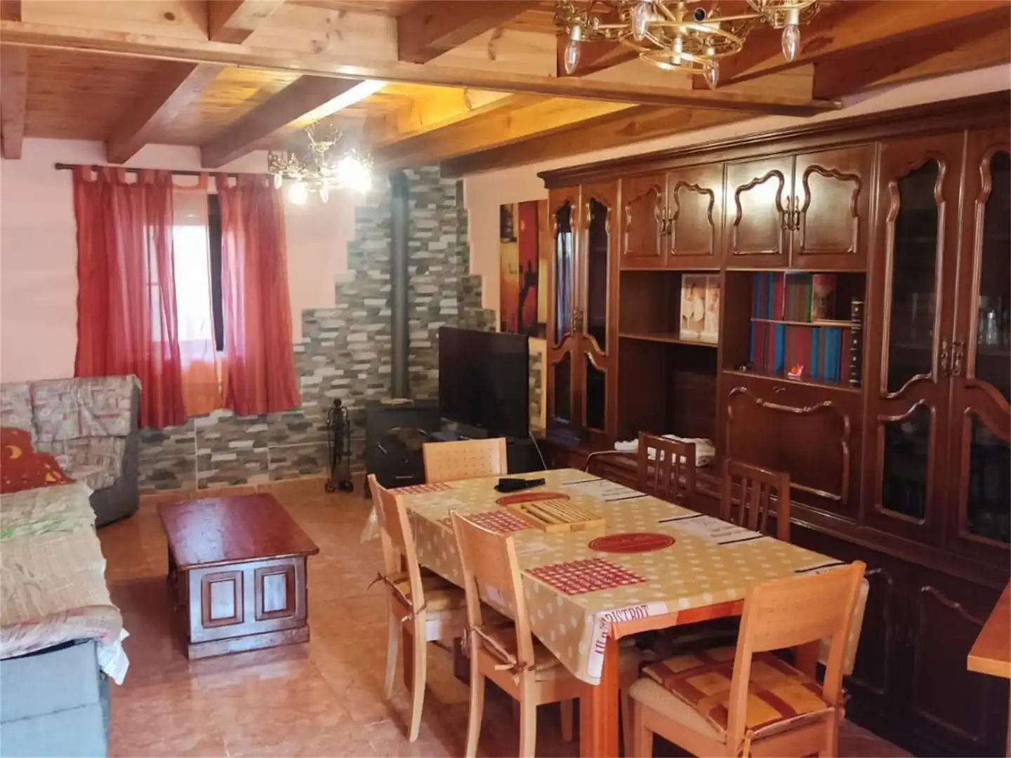 Casa o xalet en venda a Calle Estación, Espinosa de Villagonzalo Menjador de Casa o xalet en venda en Espinosa de Villagonzalo amb Aire condicionat, Calefacció i Jardí privat