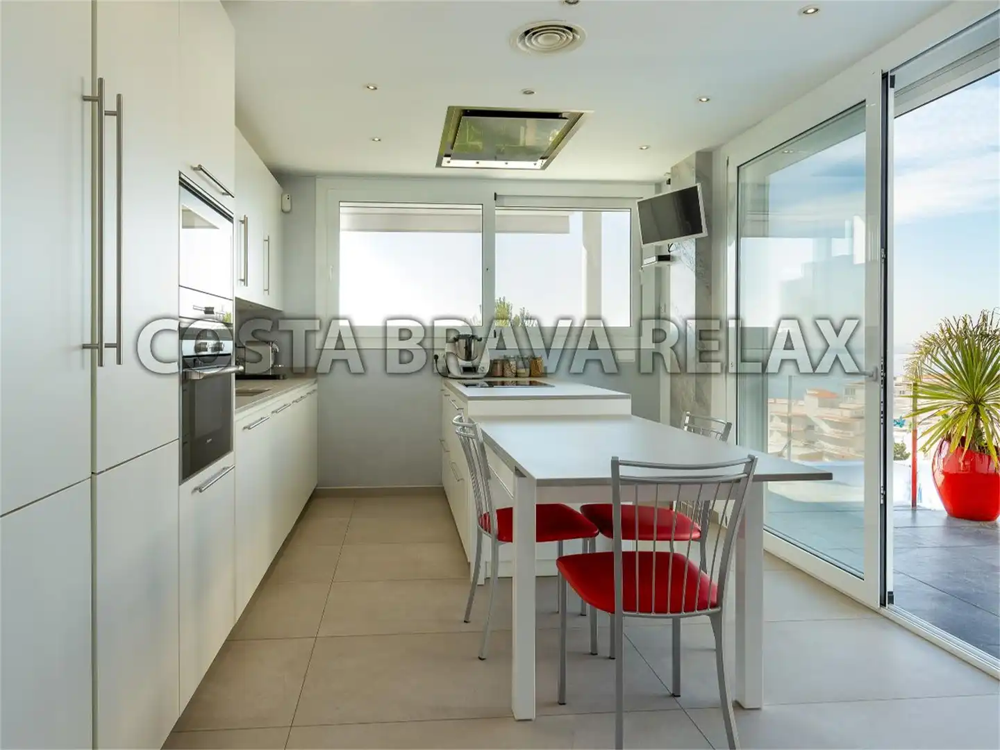 Flat for sale in Carrer d'Antoni Canals, 114, Almadrava - Canyelles - Puig-Rom Kitchen of Flat for sale in Roses with Air Conditioner, Heating and Terrace