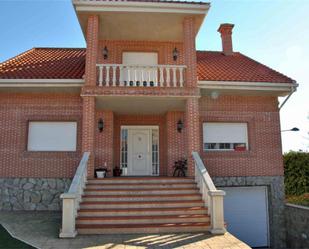 Vista exterior de Casa o xalet en venda en Belmonte de Tajo amb Aire condicionat, Terrassa i Piscina