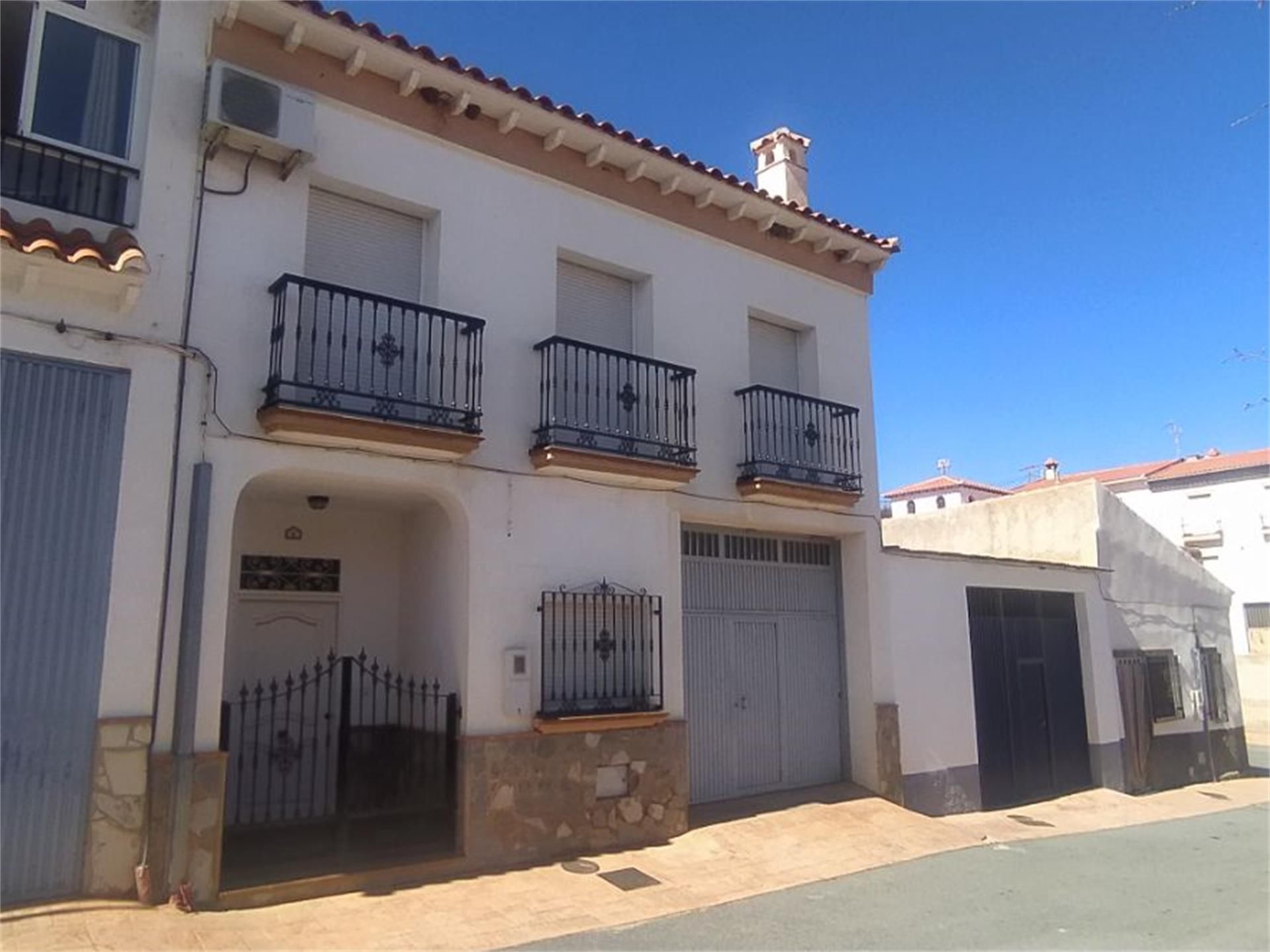Vista exterior de Casa adosada en venda en Huéneja amb Aire condicionat, Calefacció i Terrassa