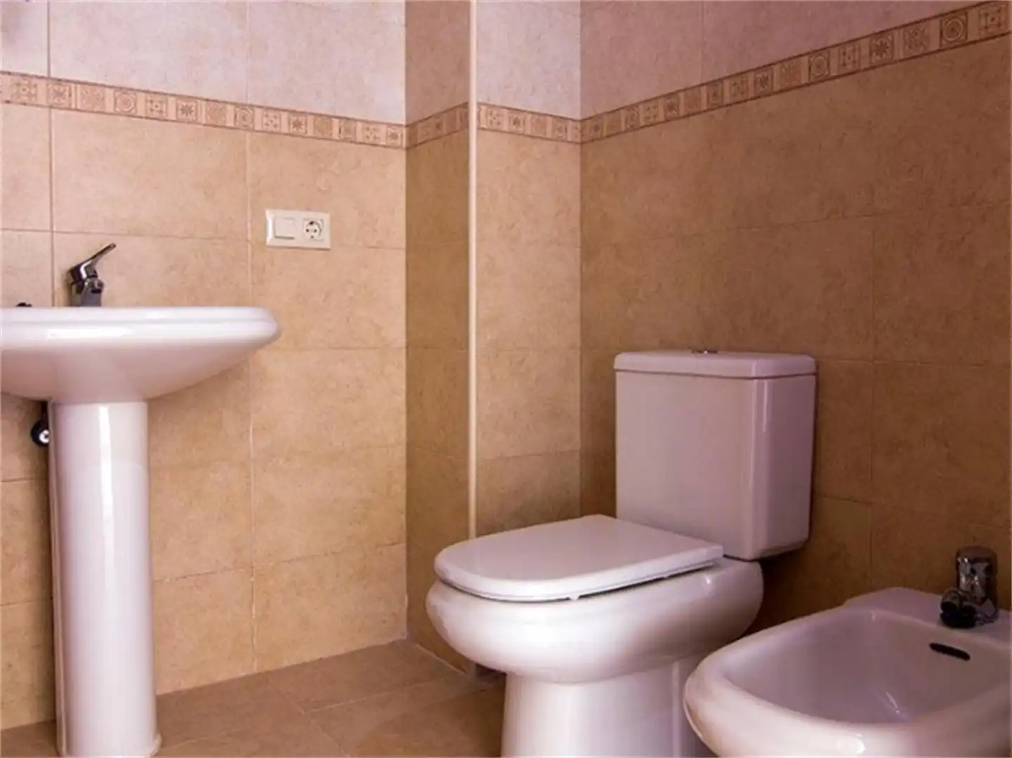 Badezimmer von Wohnung zum Verkauf in Cantimpalos mit Heizung, Parkett und Terrasse