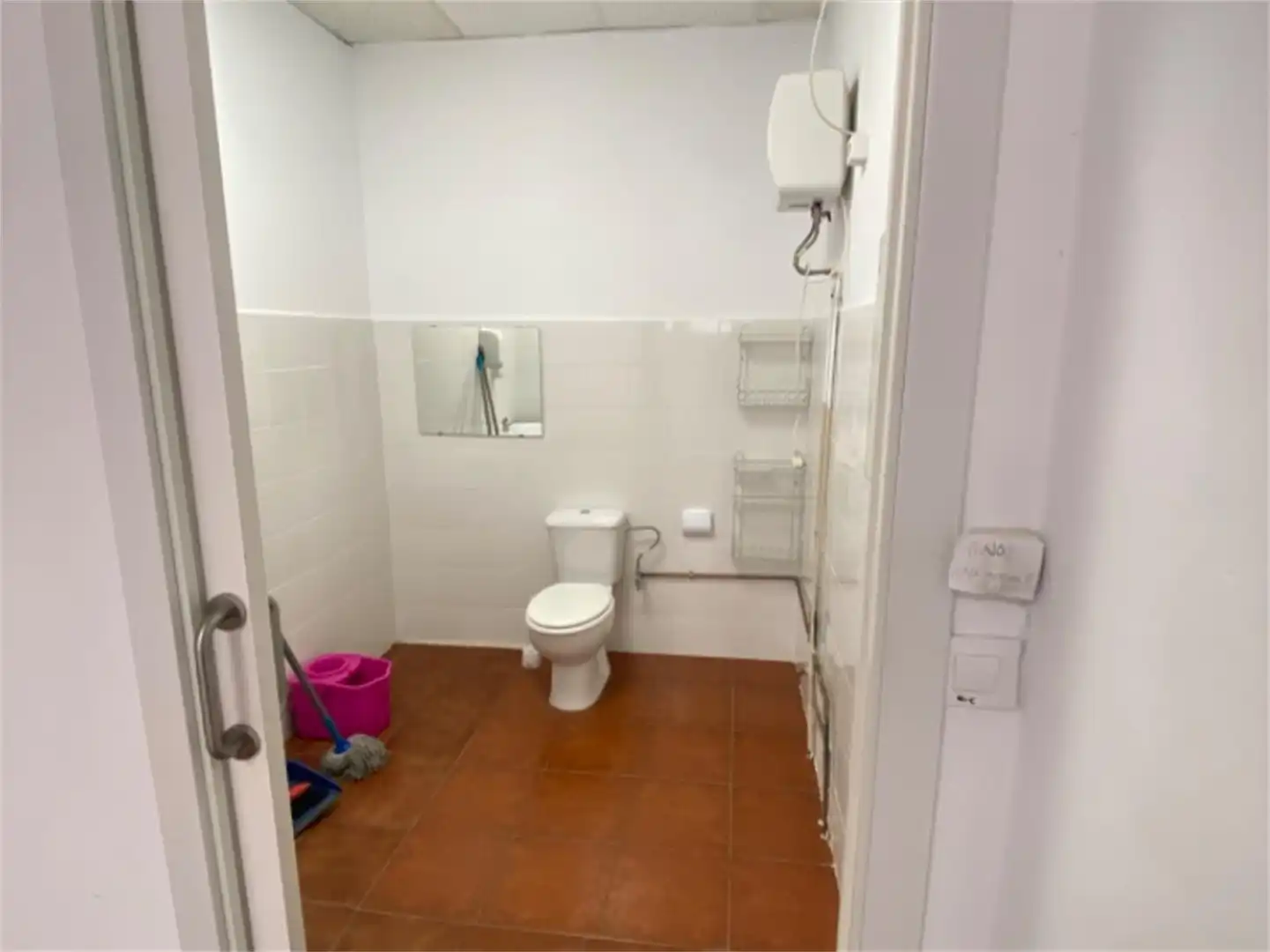 Local de alquiler en Avenida Clara Campoamor, 3, Barrio Alto Baño de Local de alquiler en San Juan de Aznalfarache con Aire acondicionado y Calefacción