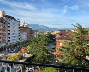 Vista exterior de Pis en venda en Oviedo  amb Terrassa