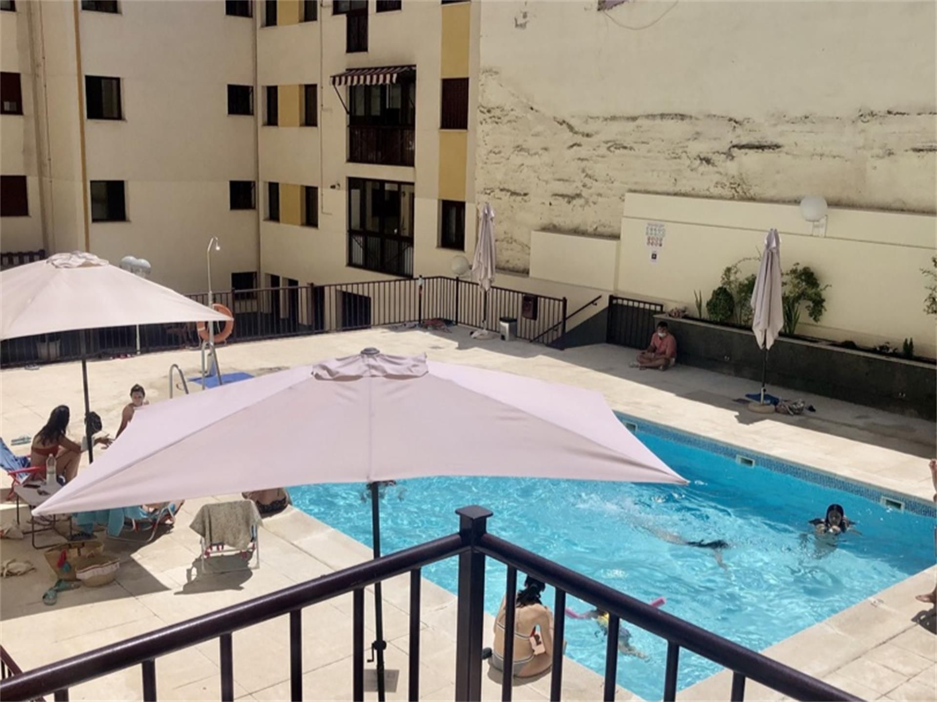 Piscina de Pis en venda en  Jaén Capital amb Aire condicionat, Calefacció i Terrassa