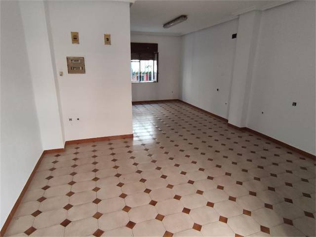 Local comercial en Alquiler en Calle Cardenal Arce Ochotorena en San Lázaro - Otero - Villafría