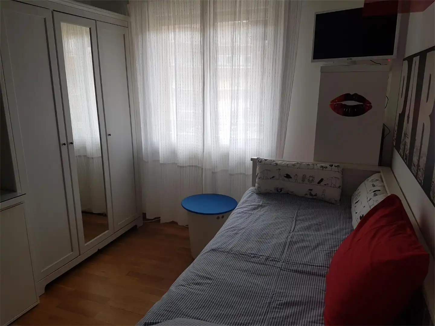 Room in Carretera Corredoria Alta, 24, HUCA - La Cadellada Room in Carretera Corredoria Alta, 24, HUCA - La Cadellada