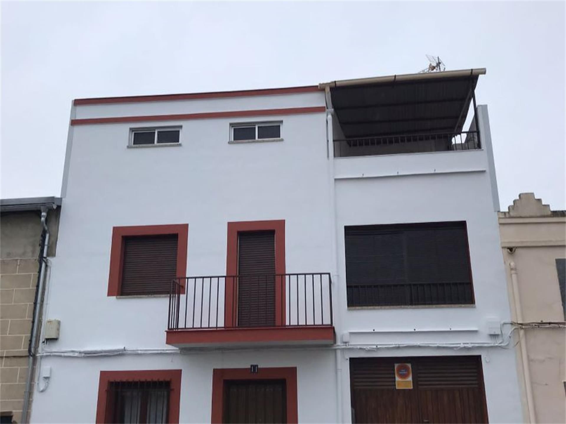 Vista exterior de Casa adosada en venda en Miajadas amb Calefacció, Terrassa i Traster