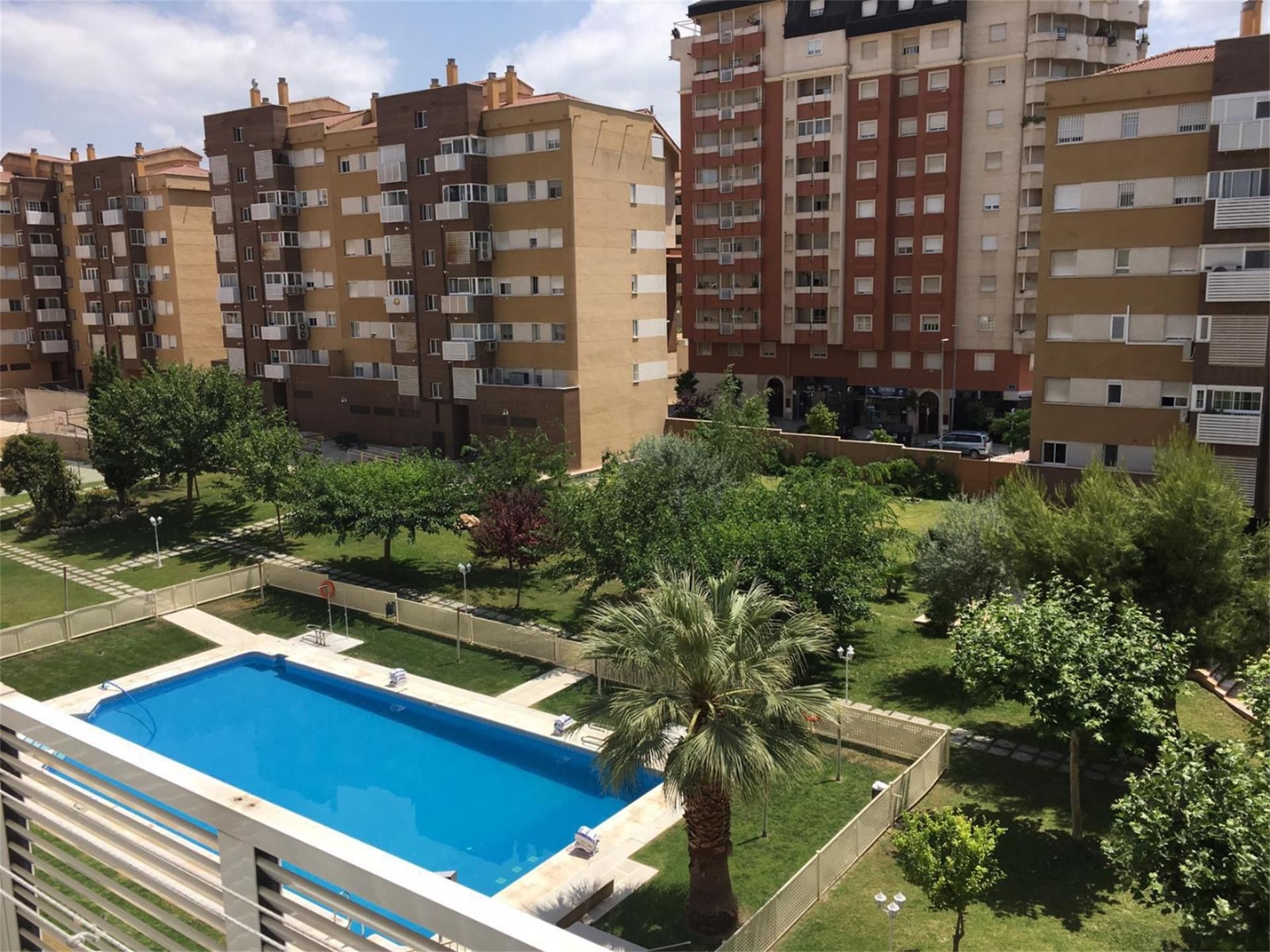 Piscina de Pis en venda en  Jaén Capital amb Aire condicionat, Calefacció i Jardí privat