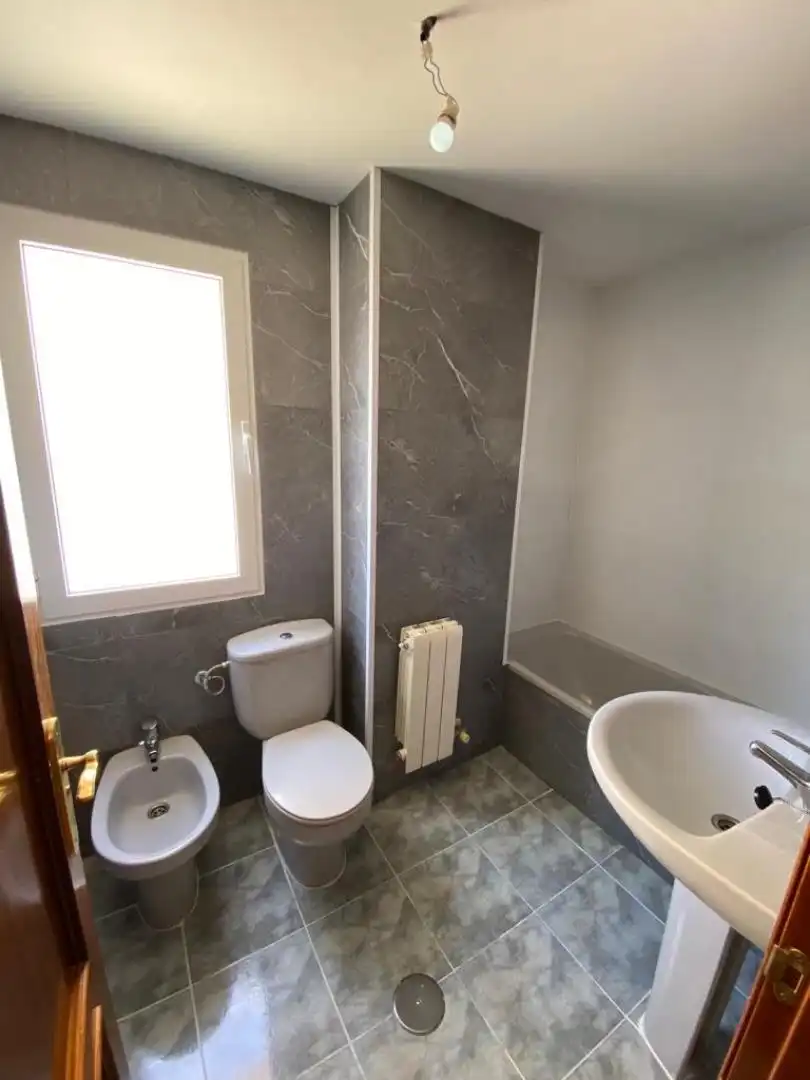 Flat for sale in San Ildefonso - Catedral Bathroom of Flat for sale in Jaén with Air Conditioner, Heating and Private garden