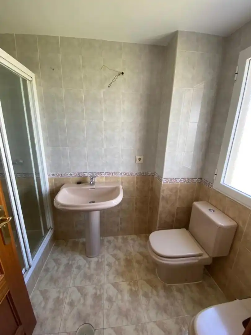 Flat for sale in San Ildefonso - Catedral Bathroom of Flat for sale in Jaén with Air Conditioner, Heating and Private garden