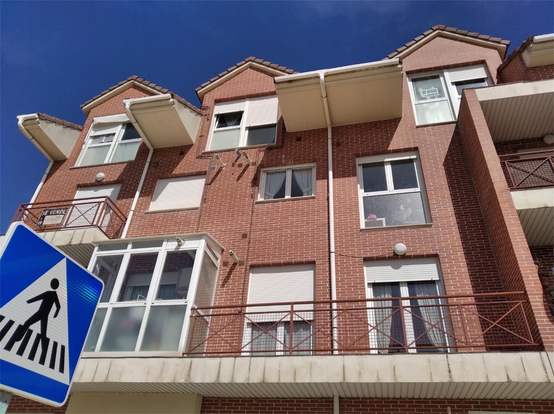 Vista exterior de Pis en venda en Villaturiel amb Calefacció, Parquet i Terrassa