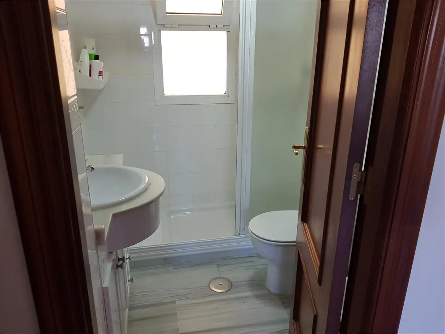 Baño de Planta baja de alquiler en Rota con Aire acondicionado, Calefacción y Trastero