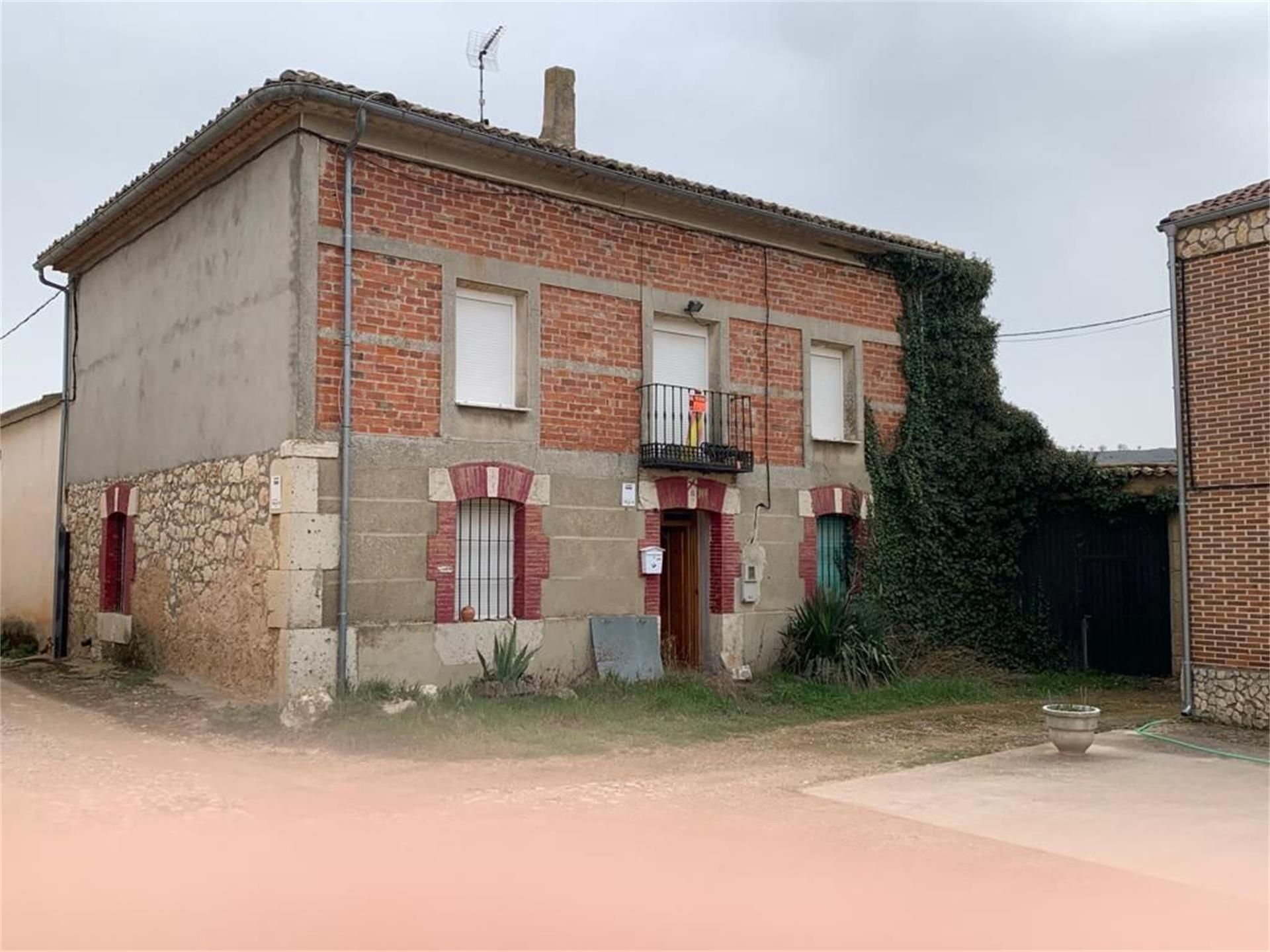 Exterior view of House or chalet for sale in Tórtoles de Esgueva  with Balcony