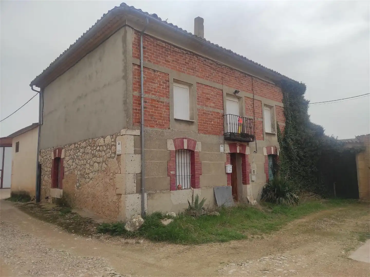 Casa o xalet en venda a Calle Puerta del Sol, Tórtoles de Esgueva Vista exterior de Casa o xalet en venda en Tórtoles de Esgueva amb Jardí privat i Balcó