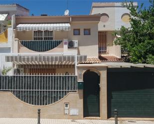 Vista exterior de Casa adosada en venda en Linares amb Aire condicionat, Terrassa i Balcó