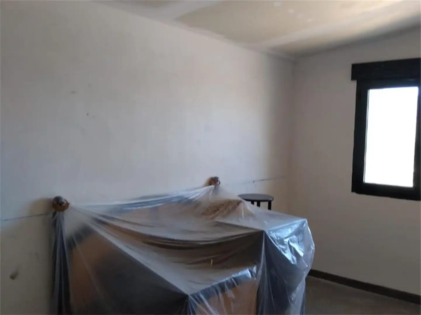 Habitación de Finca rústica en venta en Paracuellos de la Ribera con Jardín privado, Terraza y Amueblado