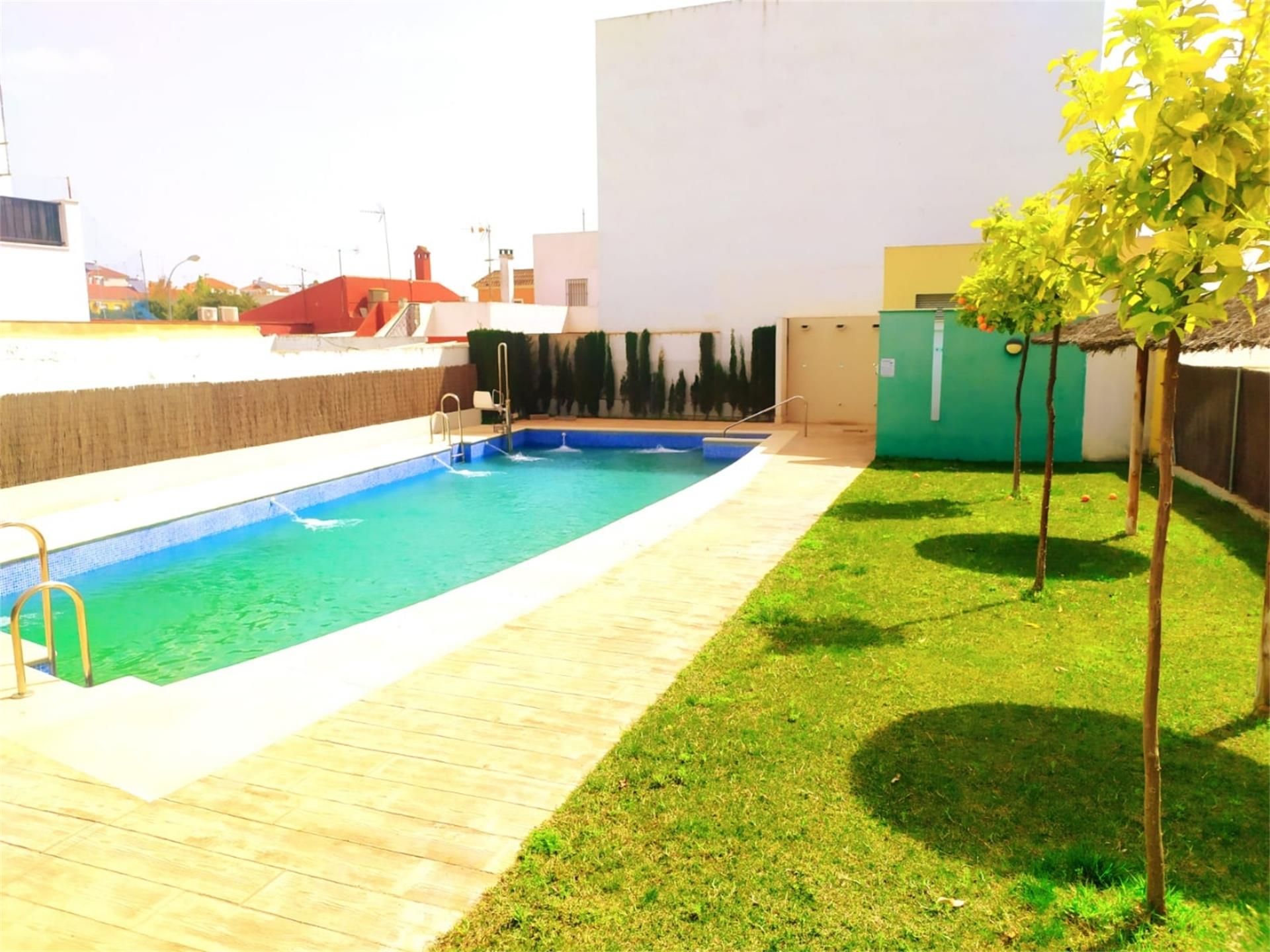 Piscina de Pis per a compartir en Castilleja de la Cuesta amb Calefacció, Parquet i Terrassa