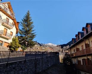 Vista exterior de Pis en venda en La Vall de Boí amb Jardí privat, Parquet i Moblat