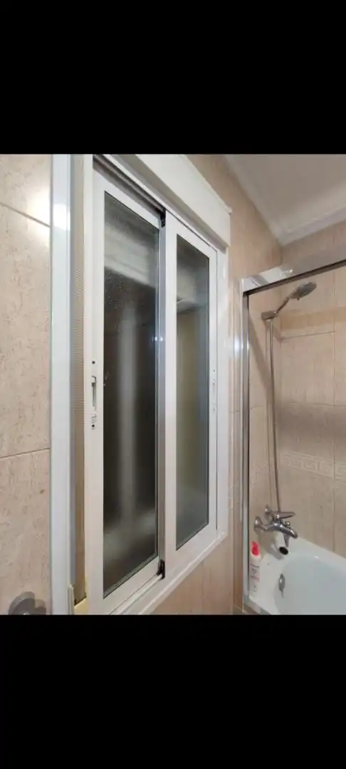 Casa adosada en venta en Calle Campoamor, 13, Socuéllamos Baño de Casa adosada en venta en Socuéllamos con Aire acondicionado y Balcón