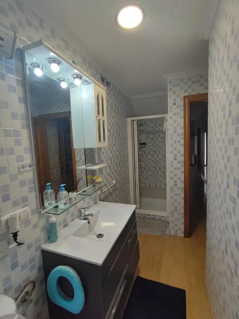 Casa adosada en venta en Calle Campoamor, 13, Socuéllamos Baño de Casa adosada en venta en Socuéllamos con Aire acondicionado y Balcón