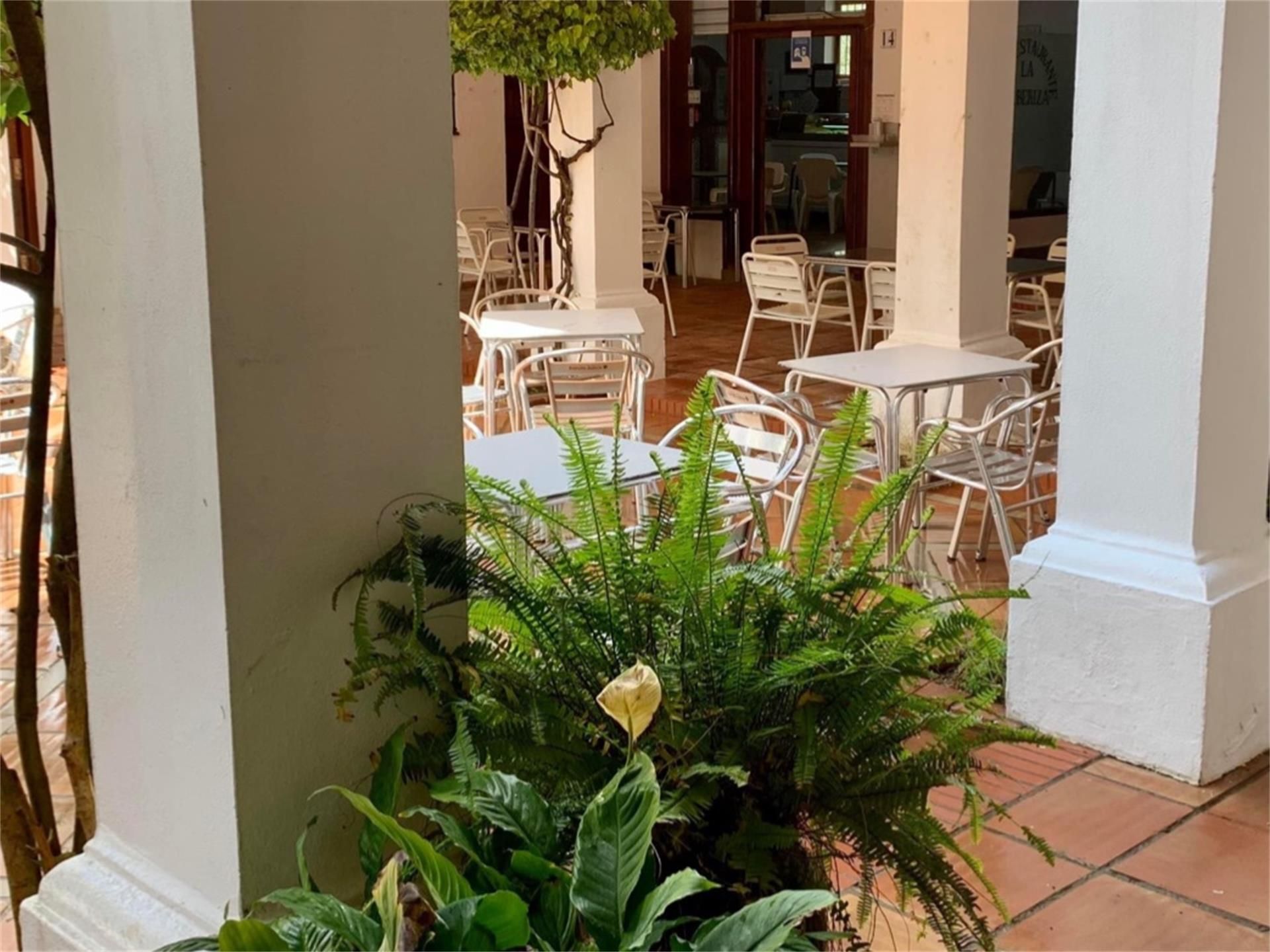 Terrassa de Local en venda en Sotogrande amb Aire condicionat, Calefacció i Moblat