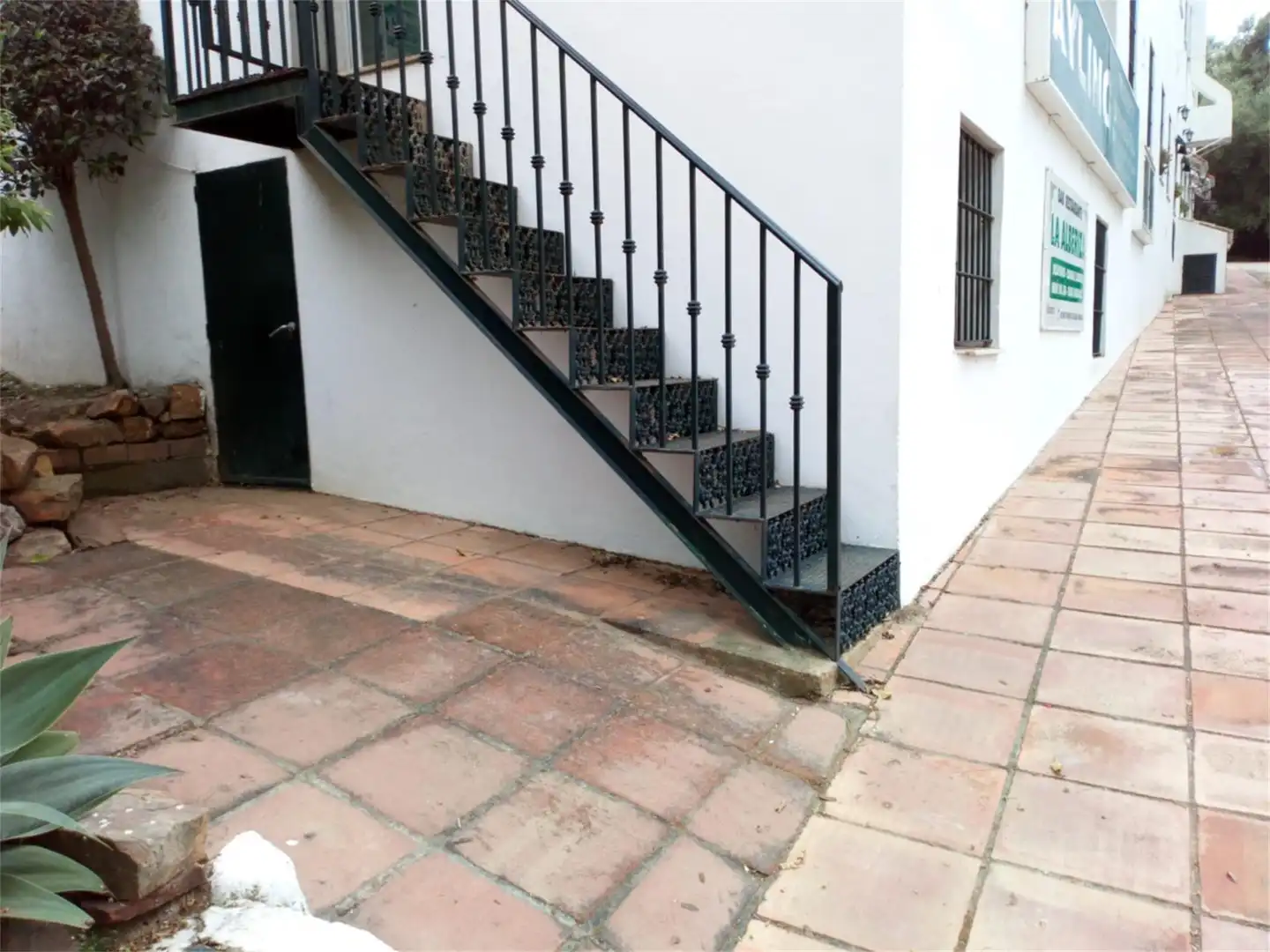Local en venda a Avenida de Paniagua, Sotogrande Costa Local en venda en Sotogrande amb Aire condicionat, Calefacció i Moblat