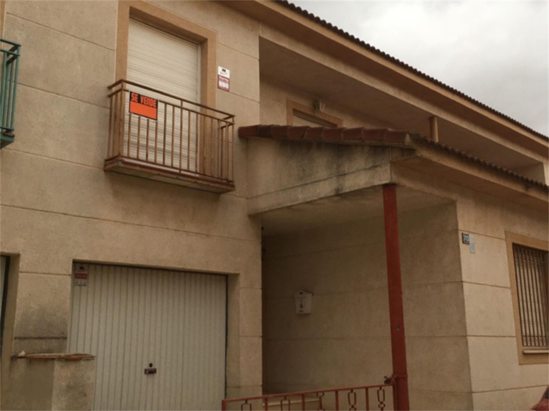 Vista exterior de Casa o xalet en venda en Lillo amb Calefacció, Terrassa i Moblat