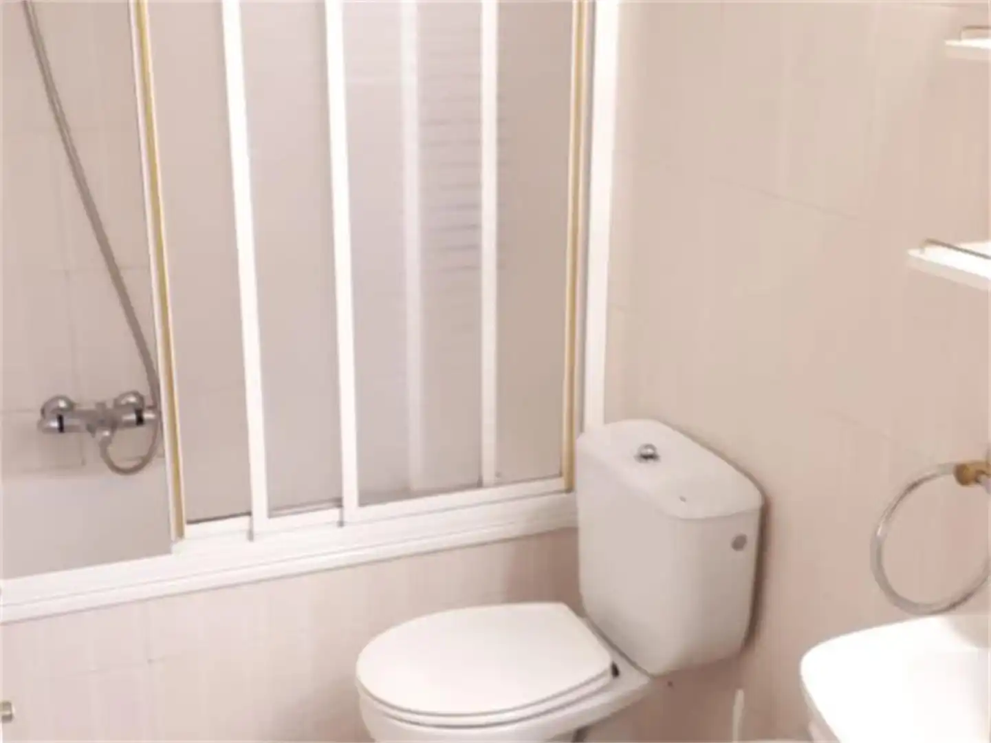 Wohnung zum Verkauf in Carretera d'Olot, Sant Feliu de Pallerols Badezimmer von Wohnung zum Verkauf in Sant Feliu de Pallerols mit Heizung, Terrasse und Möbliert