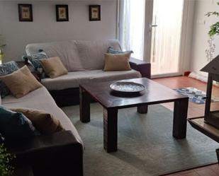 Sala d'estar de Casa adosada en venda en Valdeverdeja amb Aire condicionat, Terrassa i Piscina