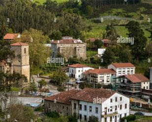 Vista exterior de Casa adosada en venda en Limpias amb Terrassa i Balcó