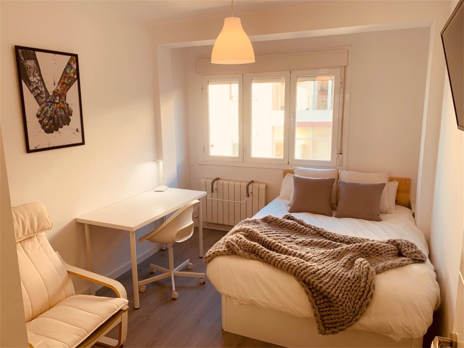 Bedroom of Flat to share in Alagón  with Air Conditioner, Heating and Parquet flooring