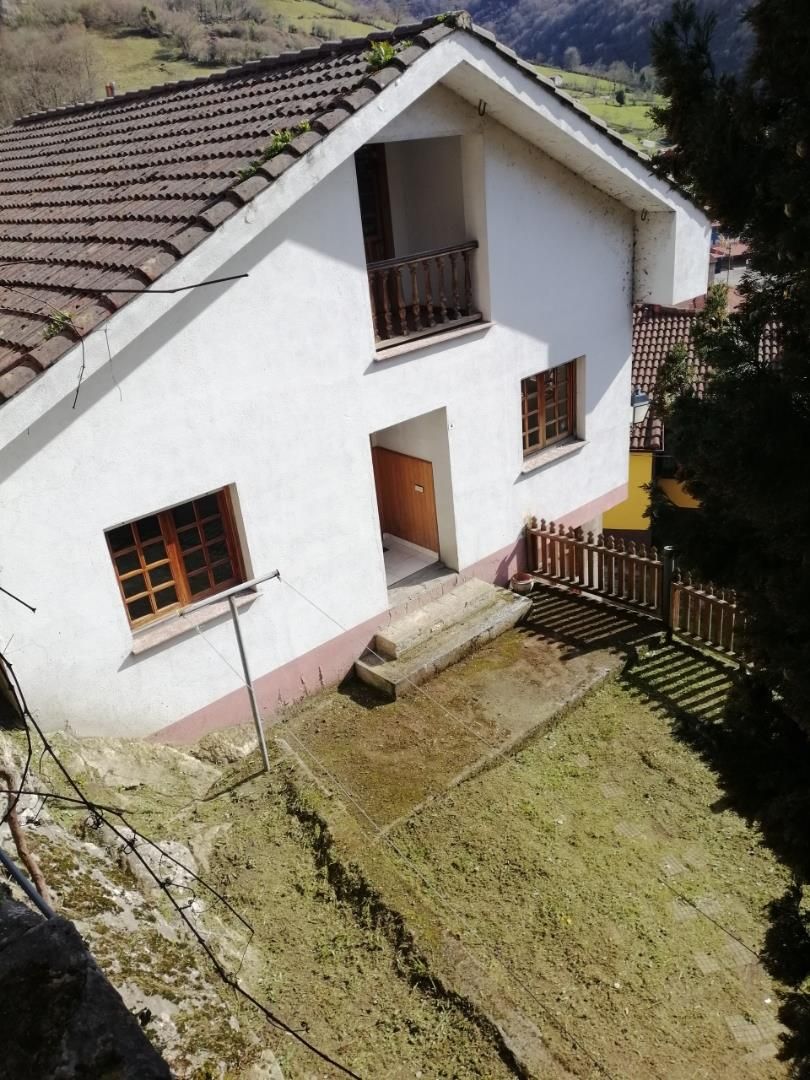 Vista exterior de Casa o xalet en venda en Morcín amb Terrassa i Balcó