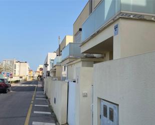 Vista exterior de Casa adosada en venda en Oropesa del Mar / Orpesa amb Aire condicionat, Terrassa i Piscina