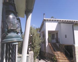 Vista exterior de Casa o xalet de lloguer en Navaluenga amb Terrassa i Balcó