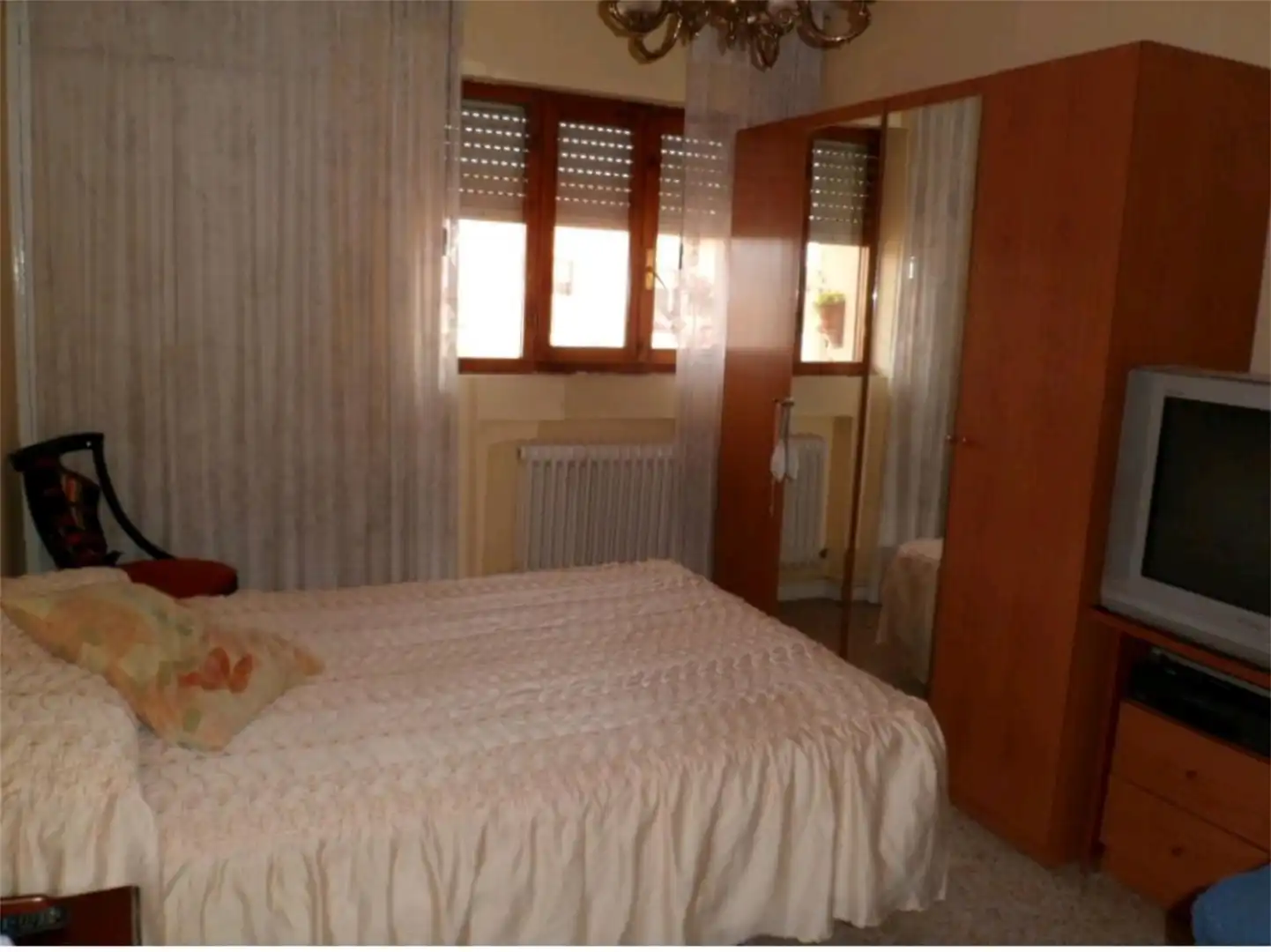Habitación de Casa adosada en venta en Valdestillas con Calefacción y Balcón