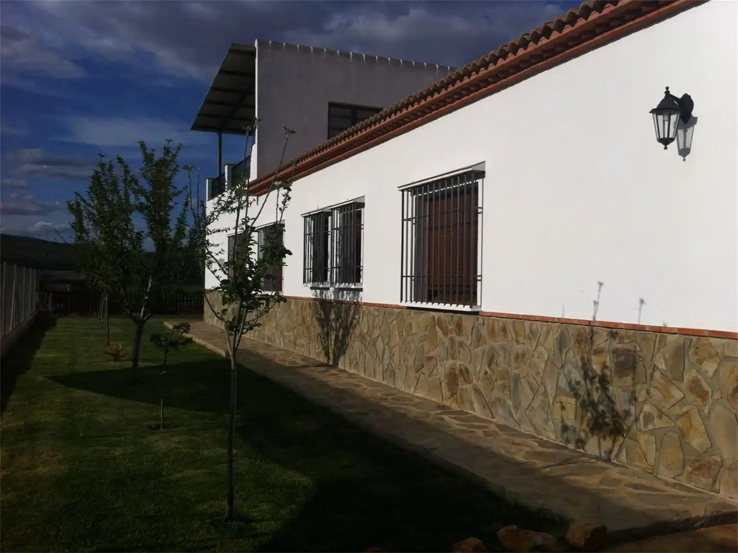 Vista exterior de Casa o xalet en venda en Archidona amb Jardí privat, Parquet i Terrassa