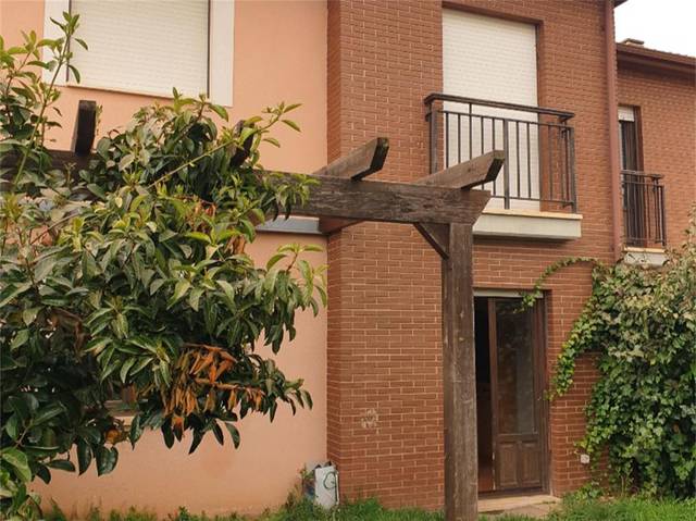 Casa adosada en venta en calle los pinos de sojuel
